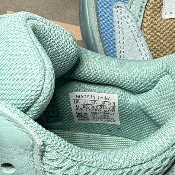 Yeezy Boost 700 Originals - Picture 8 of 9